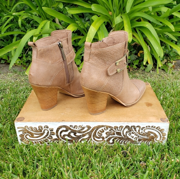 Beautiful Donald J. Pliner Natural/Neutral Leather Buckle Booties - Picture 10 of 13